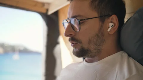 Remote work in a van telecommuting in paradise Vidéo 291903314