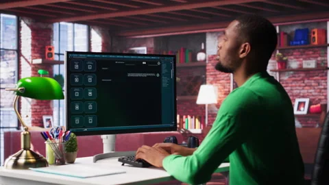 Remote worker uses conversational AI bot to help solve daily tasks Vidéo 307796734