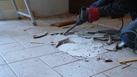 Removal of ceramic floor tiles using power tool during a home renovation project 库存影片 322802834
