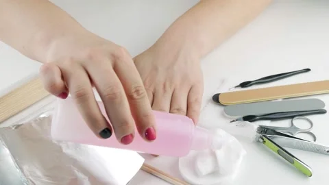 Removal of gel varnish using liquid with acetone and foil. 스톡 동영상 135885796