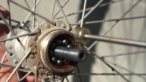 Removal of layers bicycle hub using a magnet Vídeo Stock 80556332
