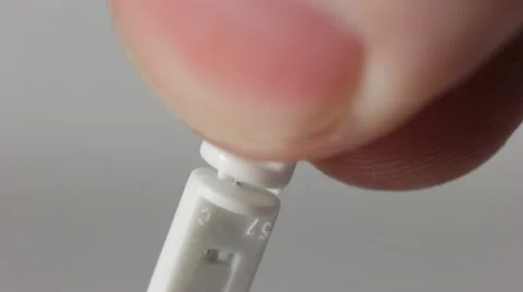 Remove the cap Vídeos de archivo 12441951