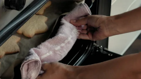 Remove the cookies from the oven Video stock 157613475