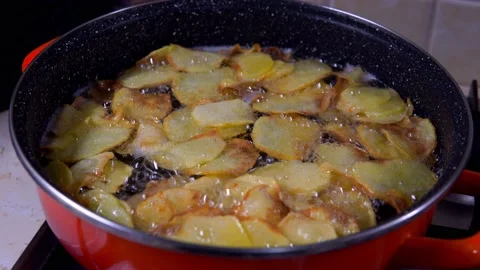Remove the finished potato chips from the oil, sliced potato, clean, fresh oil Stock-Footage 206072855