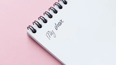 Remove sheet notepad paper with handwritten words on pink background Vídeos de archivo 129198299