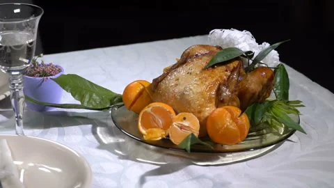Remove from the table the baked chicken carcass Video stock 100163562