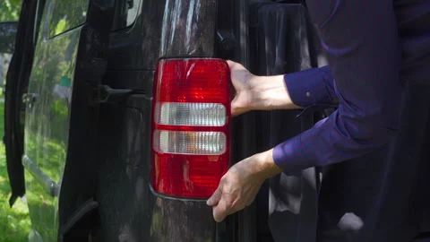 Remove the taillight of a car Vidéo 302531400