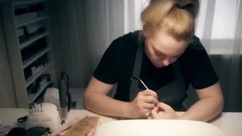 Removes cuticles with a pointed bamboo stick. Gives the a manicure Vidéo 201423989