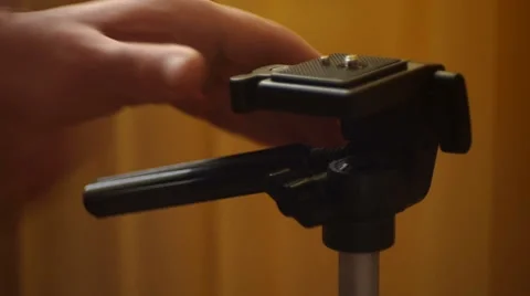 Removes holder from the tripod Vídeo Stock 35121633
