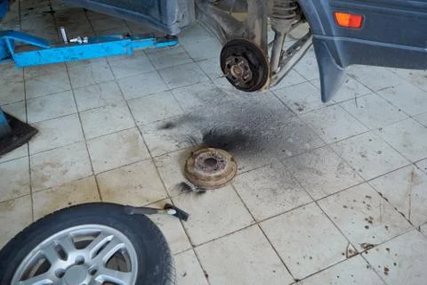 Removing and checking the brake drum on the rear wheel of the car. Foto stock
