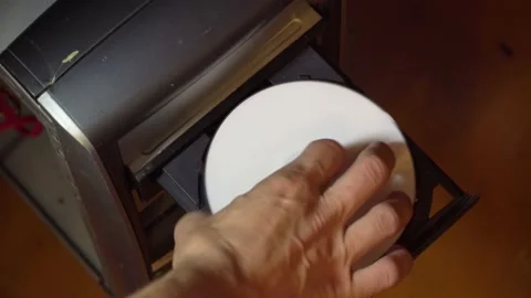 Removing and installing a disk on an old computer. Vidéo 137589418