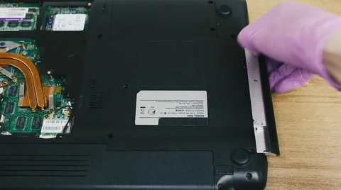 Removing and installing DVD-ROM in the laptop Vídeo Stock 66359932