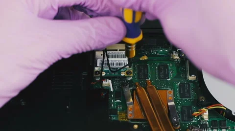 Removing and installing Wi-Fi module in the laptop Vídeo Stock 66360580