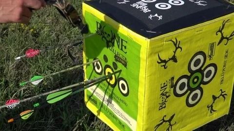 Removing arrow from archery pad Video stock 84738585
