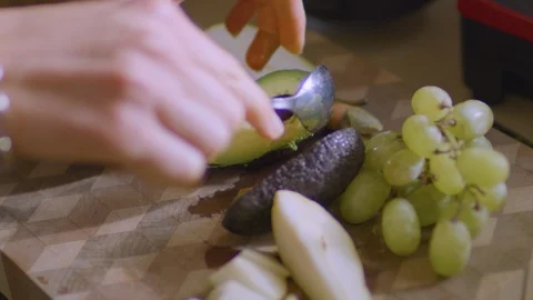 Removing Avocado from Shell Видео 102402422