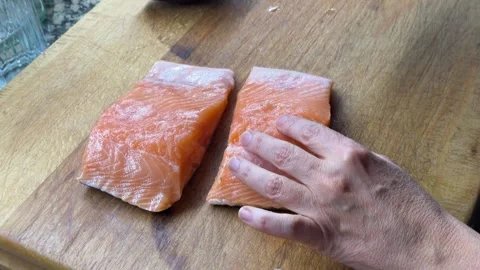 Removing bones from fresh salmon fillet with tweezers 스톡 동영상 333263132