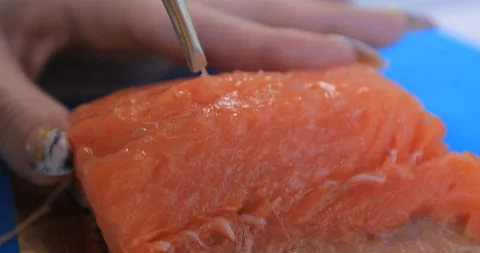 Removing bones from red fish Vídeo Stock 145934316