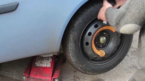 Removing a car wheel 스톡 동영상 82433533