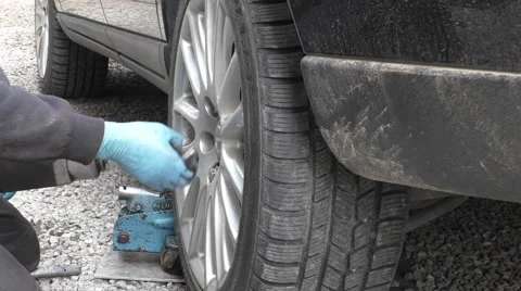 Removing car wheel on the roadside 库存影片 61831619