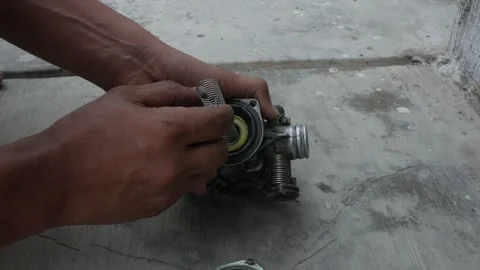 Removing Carburetor Cover to Access Internal Components Vídeos de archivo 340880277