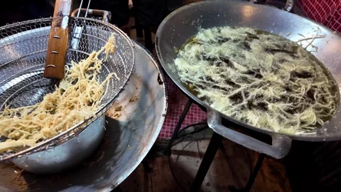 Removing Crispy Thai Funnel Cake from Hot Oil at Street Food Market Vidéo 340998746