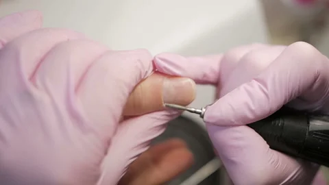 Removing excess cuticles using hardware manicure process in beauty salon. Stock-Footage 105674613