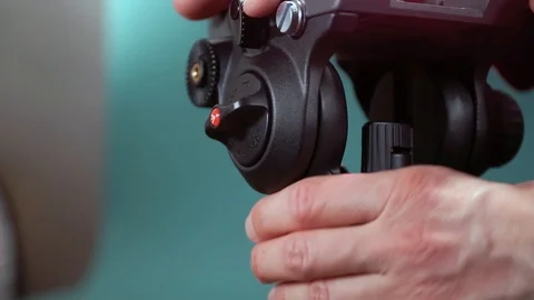 Removing fluid head from tripod. Stock Footage 127525312