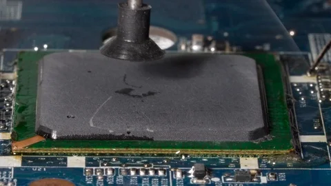 Removing the grid array microprocessor chip from the pcb located on the bga Vídeo Stock 92439151