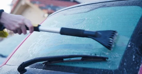 Removing ice from a frozen back windscreen 動画素材 104983133