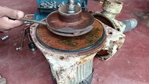 Removing the Impeller Lock Nut from Rotor Shaft Vidéo 334016641