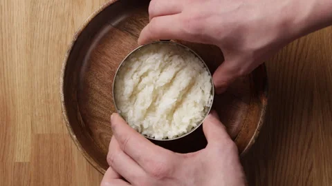 Removing Metal Ring From Sticky Rice On Plate Top View Vidéo 335081566