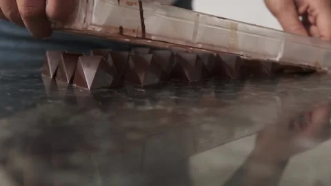 Removing molds from finished chocolates. Vídeos de archivo 132865767