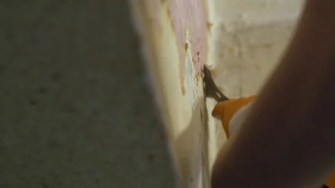 Removing old wallpaper from the wall 4K Vidéo 155148972