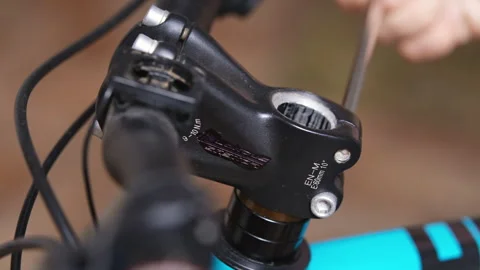 Removing or replacing a bicycle handlebar stem Vídeo Stock 280492405