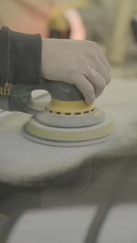 Removing paint on a car with a sander Video stock 302103910