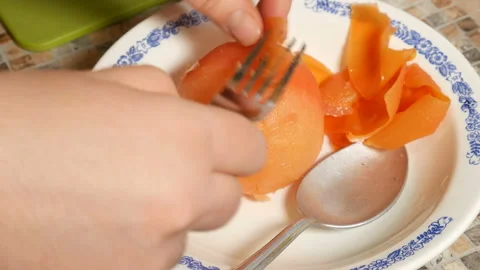 Removing the peel from the tomato Stock-Footage 86589472