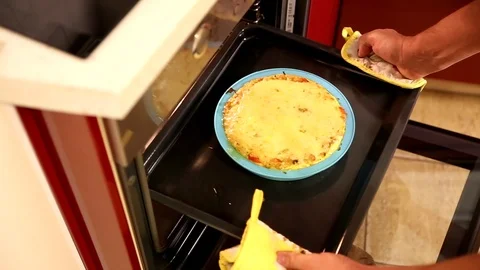 Removing of pie from the oven Video stock 90952562