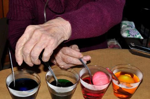 Removing Pink Easter Egg From Dye Cup Foto stock