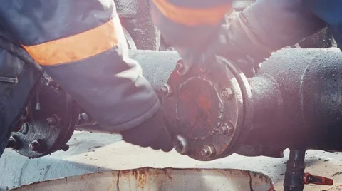 Removing the plug from the pipe 스톡 동영상 48139842