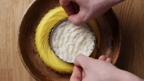 Removing Ring Mold From Sticky Rice Dessert Top View Видео 335407089