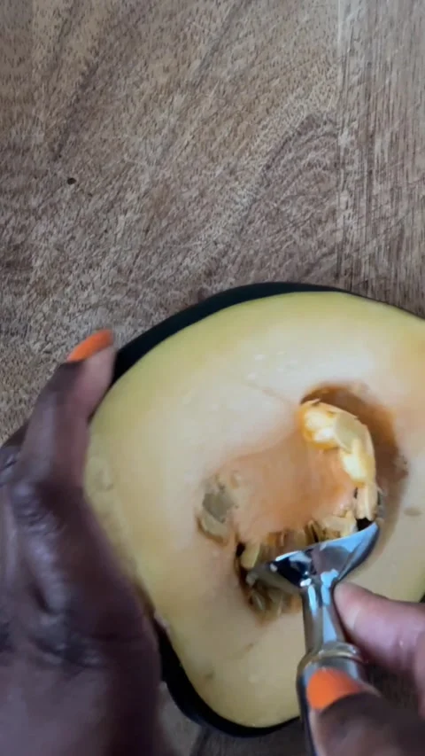 Removing seeds from an acorn squash Vídeo Stock 289689901