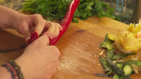 Removing seeds from a red pepper Vídeo Stock 331314014