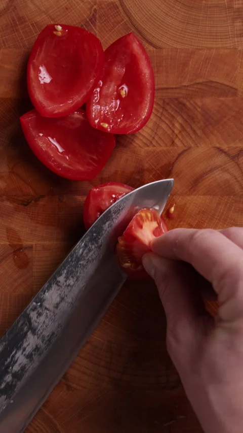 Removing Seeds from Tomato Close Up Vertical Top View Vídeos de archivo 336573291