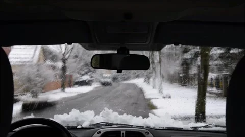Removing snow from engine hood of a car 库存影片 47669208