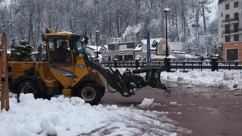 Removing snow with plow. Vidéo 101241053