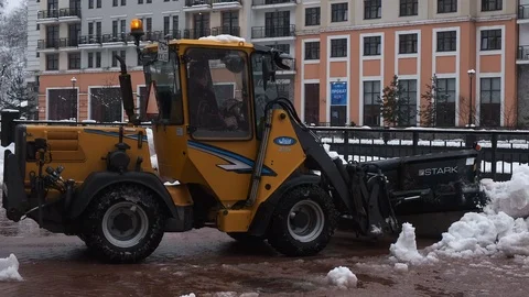 Removing snow with plow. Vidéo 101241086