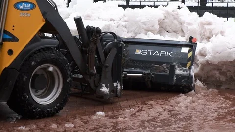 Removing snow with plow. Vidéo 101241343