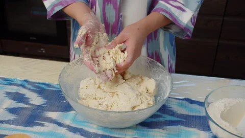 Removing sticky dough from hands Video stock 317530562