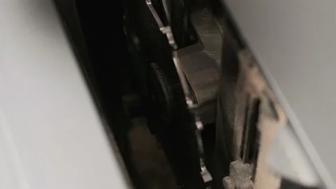 Removing table saw blade. Видео 143376103