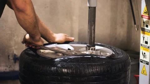 Removing a tire from a wheel 库存影片 167488743